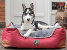 Cargar imagen en el visor de la galería, Cama Cuadrada Roja para perros - Selvaggiopets